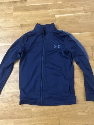 under armour kofta - blå underarmour kofta storlek S. andvänt högst 2 gånger passade ej