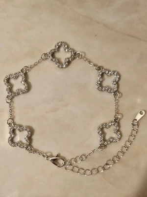 Silverfärgat armband med klöver✨️ - Silverfärgat armband med klöver✨️🫶