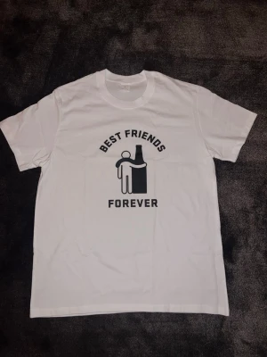 ”Best friends forever” T-shirt  - Svart t-shirt med minimalistiskt tryck som visar evig vänskap mellan människa och flaska. Enkel men klockren humor