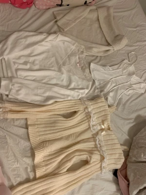 Vita tröjor / topp - Säjer allt tillsammans, två tröjor är från gina, en från shein och toppen från H&M. Säljer pga att dem är för stora på mig och vill inte slänga så säljer allt tillsammans! Storlek XXS-XS💕