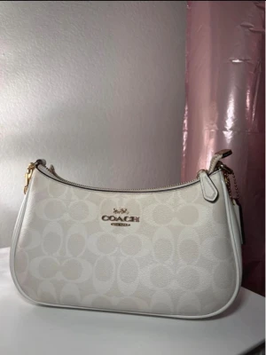 Coach väska  - Svart väska i läder från märket coach  Köpt på Vinted så kan ej garantera autenticitet.  Säljer den då jag fick den i present men har en likadan.  Axelband, autenticitet kort och dustbag ingår.  Har dock en identisk väska jag köpt från coach och kan ej se någon skillnad mellan de.               Pris går att diskutera vid snabb affär.