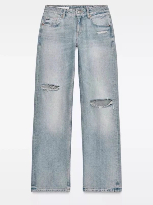 Intressekoll - Jättefina lågmidjade baggy jeans från zara. De är i storlek 34, inte helt säker på att jag vill sälja så kom med prisförslag! Aldrig använda men lappen är avklippt, helt slutsålda på hemsidan❣️