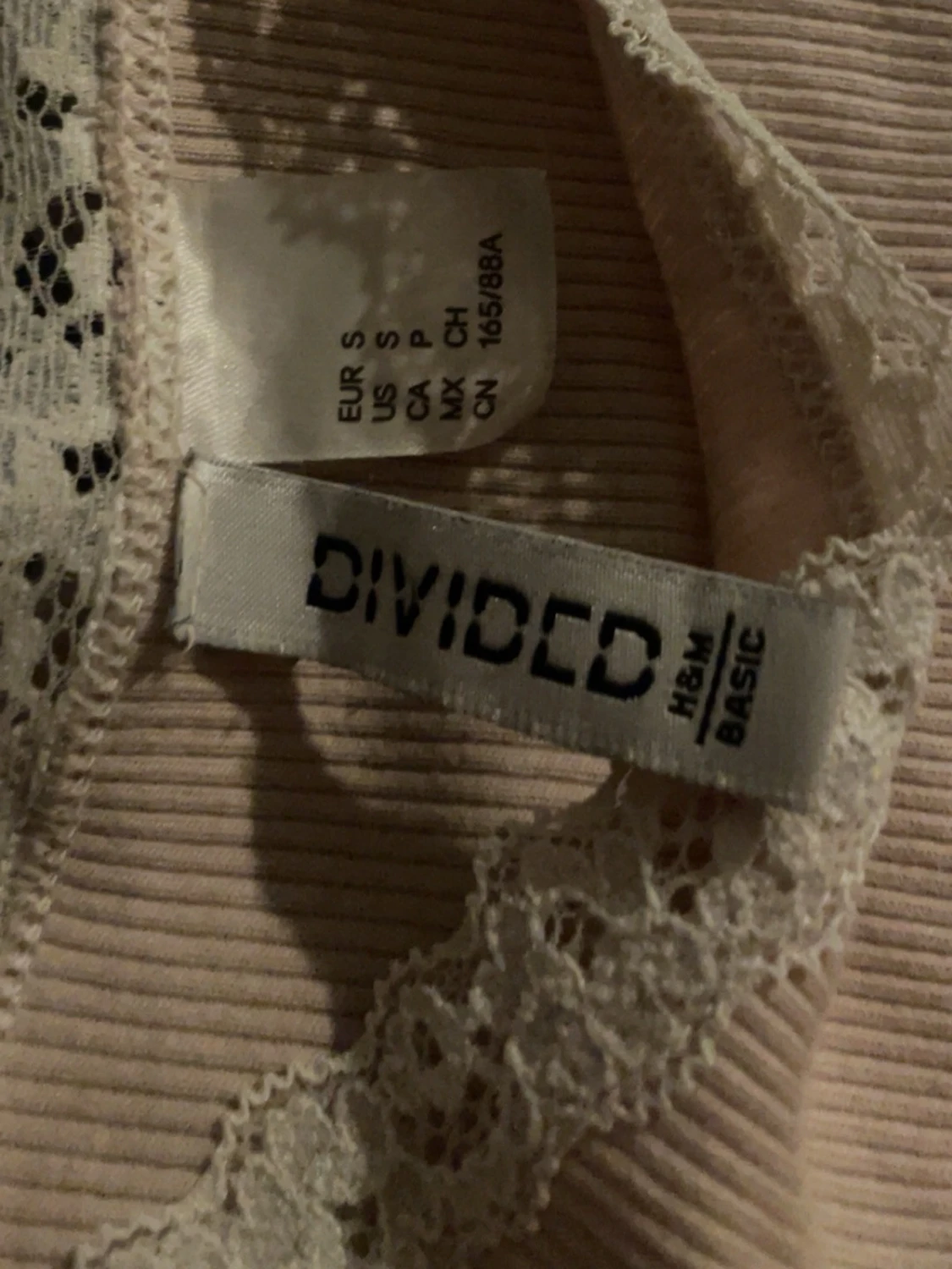 Rosa ribbad linnetopp med spets - 3