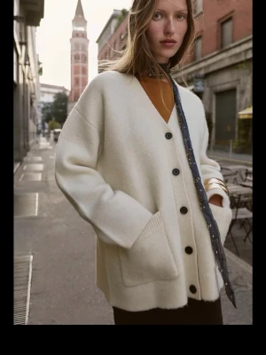 Beige kofta från Zara - Virala slutsålda koftan från Zara med svarta knappar och två fickor framtill. Koftan har v-ringning och är långärmad. Passade tyvärr inte mig och kan inte returnera därför säljer jag den. Nypris: 799 kr❣️ prislapp kvar. Skriv för fler bilder 🥰50% ull 