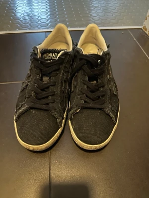 Premiata skor  - Säljer dessa premiata skor i storlek 41. Skorna har slitningar vilket är en del av designen. Skorna är använda men i bra skick. Nypris 2799kr, mitt pris 800kr.