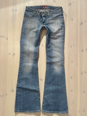 Big star low bootcut jeans  - Midjemått: 33cm. Innerbenslängd: 79cm. (Storlek 25.) Har inga bilder med jeansen på då dem är för små.  Kolla in min profil, följ för fler plagg🙌