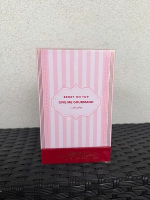 Lattafa Berry On Top parfym - Snyggt designad parfym från Lattafa med namnet Berry On Top Give Me Gourmand. Perfekt för dig som gillar söta och lekfulla dofter. Eau de Parfum.