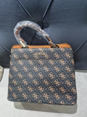 monogrammönster väska  - Snygg handväska. Perfekt för dig som vill ha en trendig och stilren accessoar.