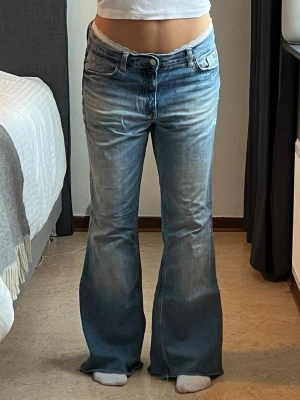 DRÖMJEANSEN från Zara i perfekt blå tvätt 💓✨ - Säljer dessa helt sjuuukt snygga ljusblå jeans från Zara 😭💗   Verkligen den perfekta tvätten! Snygga slitningar och en avklippt look vid fötterna!!✨💓  De är i storlek 38, jag är ca 165cm och har vanligtvis S, så de sitter sådär perfekt oversized! Verkligen ett måste i garderoben 💕💕  Midja: 40cm Innerben: 80cm Benöppning: 28cm  Skriv för frågor eller fler bilder! 💗💗