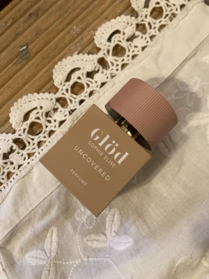  GLÖD Uncovered Parfym 30ml - Säljer en nyinköpta parfym Glöd för 299kr. Kvitto för inköpsdatum finns ifall det önskas. Ordinarie pris är 459kr. Den kommer skickas väl inslagen samt i orginalkartong :)    Parfymens framträdande noter skall vara: mandel, mysk & vanilj enligt Lykos hemsida