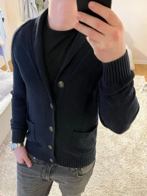 Stickad cardigan  - Cardigan | Mycket bra skick | Size - M | Pris 399 | Hör av dig vid minsta fråga eller fundering📩