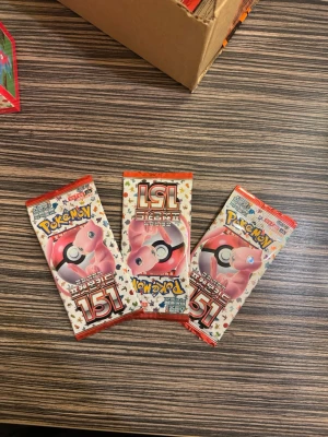 Pokémon Card 151 ( 3 koreanska Booster Pack). - Oöppnat 3 booster pack från Pokémon Card 151 serien. Innehåller 7 kort per paket. Perfekt för samlare och Pokémon-entusiaster. (3 Booster Pack Korean Edition).  Pokémon-samlare, se hit! Vi har fått tag i ett paket av den koreanska utgåvan av det otroligt populära setet ”Pokémon Card 151” (151). Detta set är en nostalgisk hyllning till de ursprungliga 151 Pokémon från Kanto-regionen! 