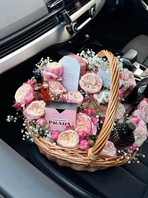 Lyxig parfymkorg med flera märken - En exklusiv korg fylld med parfymer från Prada (Paradoxe), Kayali, Valentino och Burberry. Perfekt för dig som vill ha något unikt och trendigt. Omgiven av vackra blommor – en present som verkligen sticker ut!   Perfekt till födelsedag, examen, babyshower & mer 💐🤍 DM för beställning eller frågor ✨ Insta/TikTok: @fleuratelierse