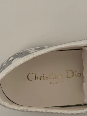 Dior Walk’N Dam Sneakers - Dior Walk N Skor, nypris 10500kr. Mitt pris är 3000 men de är lite diskuterbart. Skorna är i jättefint skick bara testade💕