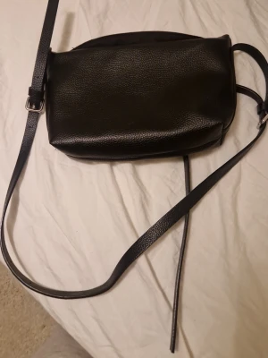 Svart väska från lindex - En lite väska med magnet knäppning