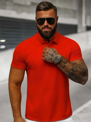 Röd Peak Performance Pikétröja  - Säljer en klassisk röd polotopp från Peak Performance med krage och knappar framtill. Toppen har broderad logga på bröstet och är tillverkad i bomull för en skön känsla. Perfekt till jeans eller shorts för en clean look.