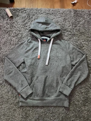 Superdry hoodie - As fet superdry hoodie i storlek M men passar S. Den är i gott skick och bara höra av sig vid frågor!