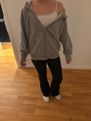 Grå zip hoodie oversized - Grå Oversized ziphoodie från weekday