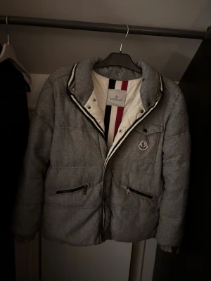 Moncler jacka  - Säljer min otroligt feta och unika moncler jacka, den är varm och skön perfekt nu till vintern ❄️✅ köpt på vintage & friends i Göteborg vilket garanterar att den är äkta (kvitto finns) inga defekter, skick 9/10 😍strorlek 3 alltså M men passar mer som en S, priset är otroligt bra för en otroligt snygg jacka, säljer den för ett otroligt bra pris, hör av dig vid minsta fundering ✅🤝// Noel 