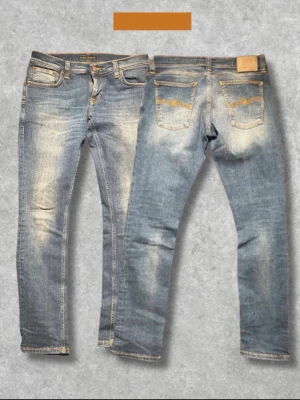 Nudie Jeans- Nyskick- W30/L32 - Säljer dessa snygga Nudie jeans i inprincip nyskick! Storlek W30/L32 📐Mått Midja: 42cm Längd: 99cm Innerben: 78cm Benslut: 17cm  Postas samma dag senast dagen efter. Skriv gärna vid frågor💭pris går att diskutera!