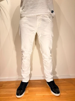 Vita Jeans - Helt Nya!!! Dessa sjukt snygga vita jeans är i hög kvalitet och är i strl 32/32. Dessa vill du inte gå miste om! Vid minsta lilla funderingar hör mer än gärna av dig! 😊🤝 / N&V