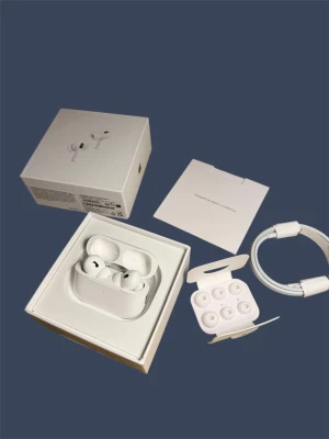 AirPods Pro (2nd generation) - Säljer ett par AirPods Pro (2nd gen) i nyskick, komplett med originalkartong, laddningskabel och extra öronproppar. Allt inprincip oanvänt och inga synliga skador eller slitage. Perfekt för dig som vill ha trådlösa hörlurar med aktiv brusreducering och hög ljudkvalitet.