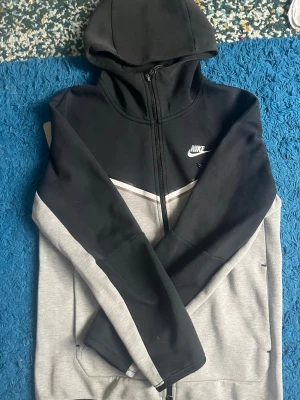 Skön Nike tech kofta som är i storlek s  - Den är i storlek s och är bra skick jag har inte använd den så mycket med tanke på att jag har många andra tracksuits ni kommer inte ångra er :)
