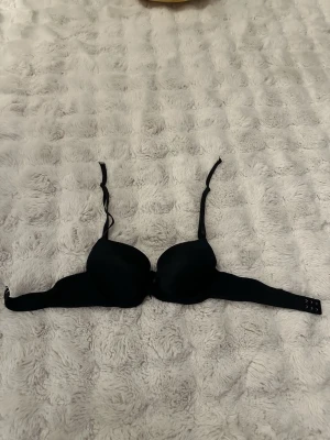 Svart bh från Oriana, storlek 75B - Svart BH med justerbara band . Tjock vaddering med stor push-up. Använd sparsamt. Avtagbara axelband. Har bygel.