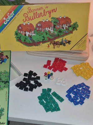 Barnen I Bullerbyn spel  - Detta är Barnen i Bullerbyn sällskapsspel, utgivet av tillverkaren Joker. Spelet är baserat på Astrid Lindgrens berättelser och beskrivs som ett roligt och spännande familjespel. Abstrakt strategispel för familjen, baserat på Astrid Lindgrens berättelser där man ska få in alla sina brikker först. Detta spel har vunnit priset Guldtärningen för årets barnspel. Saknas 2 spelbrickor men går att använda något annat, fullt spelbart!