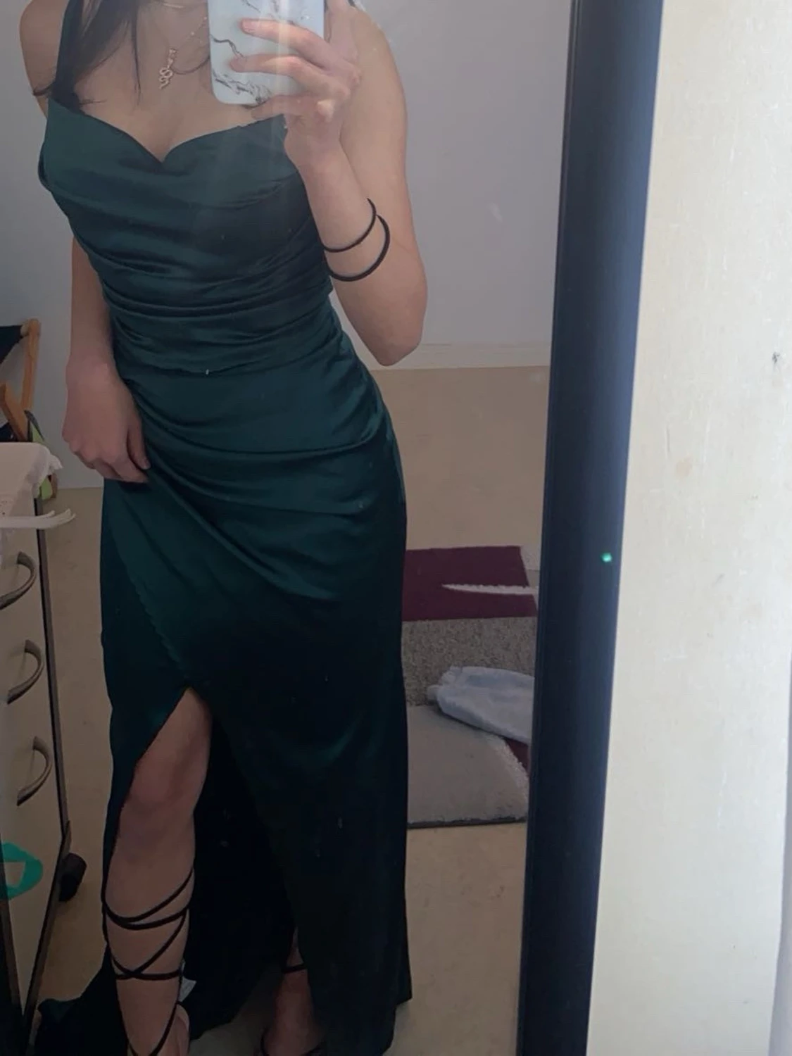 Mörkgrön långklänning i satin