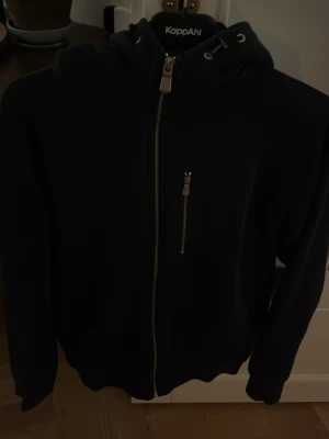 Navy blue Zip up sail racing - Väldigt schysst navy blue sail racing zip up. Bra skick och väldigt skön och behaglig. Passar perfekt till det kalla vädret. Storlek är S. 