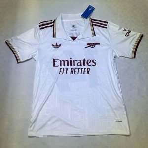 Arsenal Matchtröja - Arsenal Matchtröja med Viktor Gyökeres nummer 14! Tröjan är från säsongen 25/26 och är nyskick!