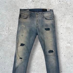 Jack & Jones jeans Slim/Glenn - Säljer dessa feta jeansen med slitningar från Jack & Jones | W30 L34 | modell: Slim/Glenn | skick: 8/10 | Hör av er vid frågor, priset är diskuterbart 🙌