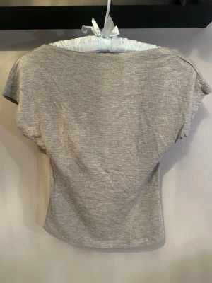 Grå topp med urringad rygg  - Grå topp med urringad rygg i stl. XS
