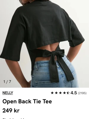 Svart topp med öppen rygg från Nelly - Säljer en svart topp från Nelly i storlek XS. Toppen har öppen rygg med bred knytning i midjan och korta ärmar. Materialet känns mjukt och toppen har en croppad passform som ger en trendig look.