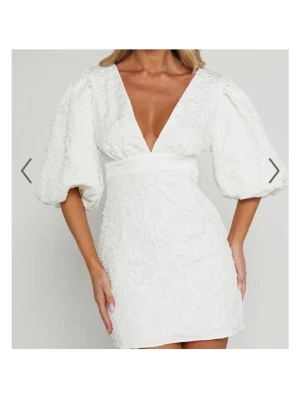 SÖKER!!! - Söker denna klänning från Showpo i antingen storlek 32 eller 34! Öppen för alla pris 🙏🏽