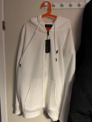 Ralph lauren tröja  - Hej säljer en vit Ralph lauren tröja som jag fick i present då jag insåg att den var lite stor på mig.  Passar i både L och M 