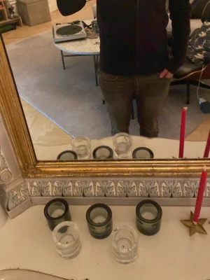 Svart kofta från John Henric med dragkedja - Säljer en mörkblå kofta från John Henric i storlek M. Koftan har en klassisk krage, dragkedja framtill och två fickor. Materialet är mjukt och känns som bomull eller ullblandning. Perfekt för lager på lager under kyligare dagar.