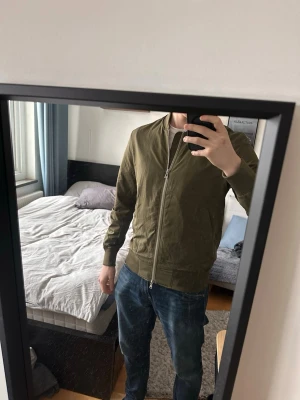 J.Lindeberg jacka - Säljer en helt ny j.lindberg jacka, storlek M passar perfekt till nu på våren🔥