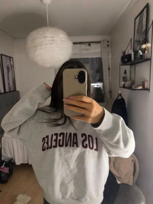 Sweatshirt - Grå sweatshirt i bra skick. Mycket skön och mysig i storlek S