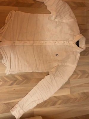 Vit linneskjorta Polo Ralph Lauren S - Säljer en stilren vit skjorta från Polo Ralph Lauren i slim fit. Skjortan är tillverkad i svalt linne, har långa ärmar, klassisk krage och knappar framtill. Liten mörkblå logga broderad på bröstet för en clean look. Pris kan diskuteras 
