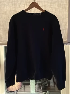 Ralph lauren sweatshirt - Riktigt fin Ralph Lauren tröja för riktigt bra pris och riktigt bra skick eftersom den är förvaltningen liten för mig nu. Om du vill ha fler bilder är det bara att fråga😄💛