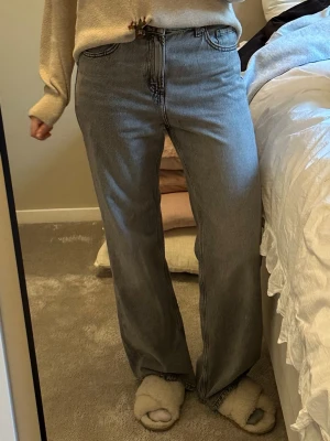 Grå raka jeans från HM - Säljer dessa supersnygga straight jeans från HM. I superbra skick då de endast är använda några få gånger. Säljer pga de är lite korta för mig. 