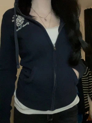 Mörkblå hollister zip up - Size M Length: 55cm Waist: 40cm x2 Very small stain as seen in last image 