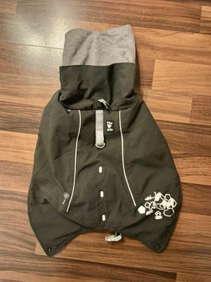 Hurtta extreme warmer  - Säljer nu en varmt vinterjacka för liten hund i storlek 25. Använd av min chihuahua två vintrar. Fint skick! Nytvättad. 