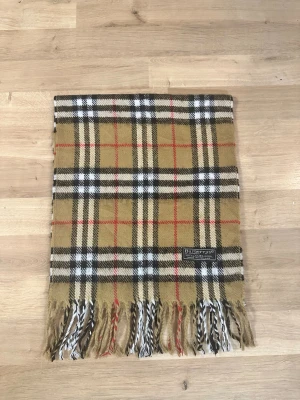 Burberry halsduk - Helt ny kondition jätte fin och varm och fraktas inom 24 timmar för mer info snälla fråga mig