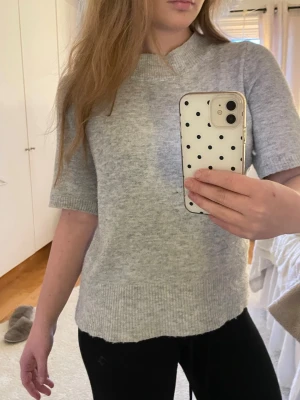 Ljusgrå stickad tröja Missäy - Mysig ljusgrå stickad tröja från J'aime Olyto (Missäy) med korta ärmar. 