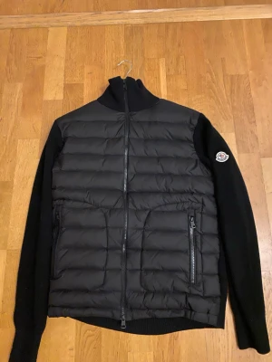 Moncler Cardigan - Säljer en lite schysstare Moncler Cardigan I storlek 4/L och passar M! Kom DM för mer information! Kvitto finns!