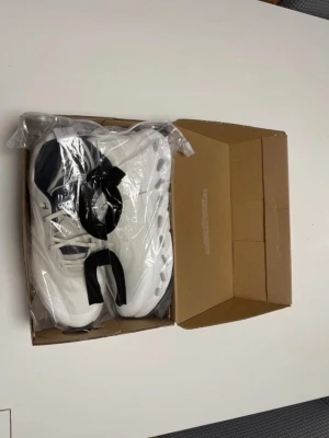 Vita On x Loewe skor - Helt nya, oanvända. Skorna är i perfekt skick och de kommer med dustbag och box. De kommer i storlek 45 (true to size). Jag köpte de för ung 2000kr men dem passar mig inte så bra. Priset är ej hugget i sten