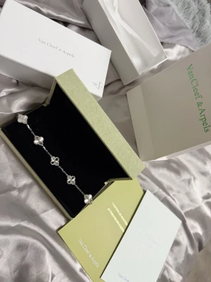 Vit guldpläterad 750  - Ett vackert armband . Armbandet kommer med tillhörande dokument.